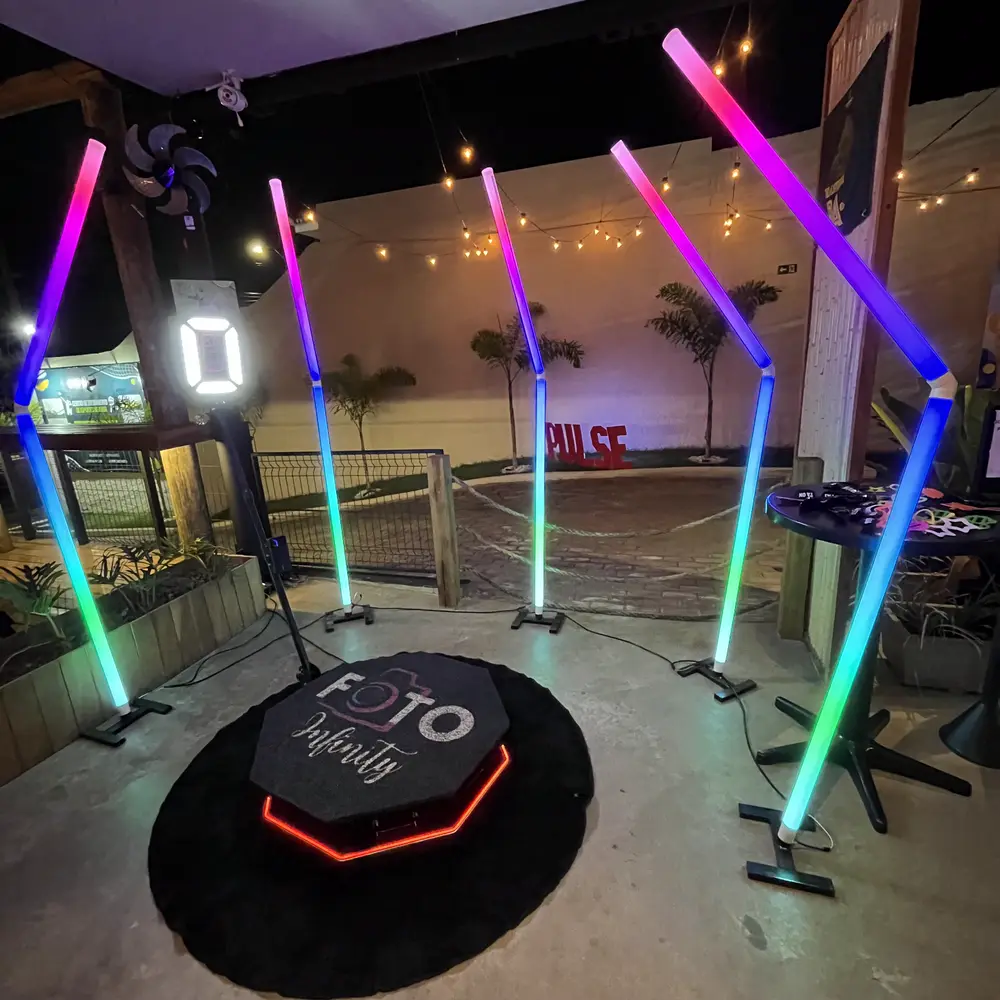 Plataforma 360 da Foto Infinity com braço de câmera e barras de LED em evento